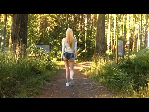 ❤️ Ilus naine liigub aeglaselt, mitte alasti video ️❌ Pornovideo at us ❌❤