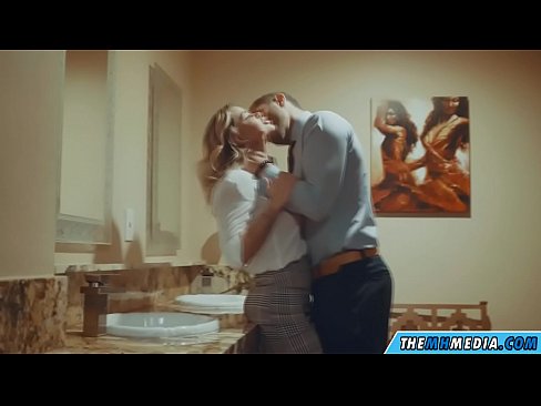 ❤️ Kui rinnakas blondiin võrgutab sind avalikus tualettruumis ️❌ Pornovideo at us ❌❤
